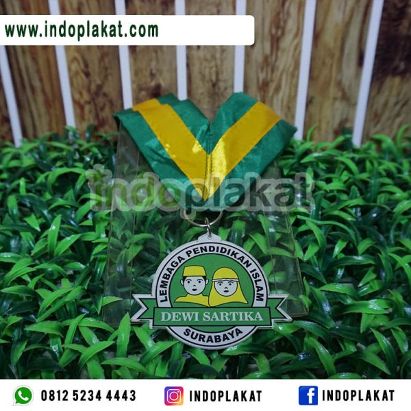 Harga-Pembuatan-Medali-Wisuda-Akrilik-Murah-Untuk-Paud-TK-SD-Surabaya