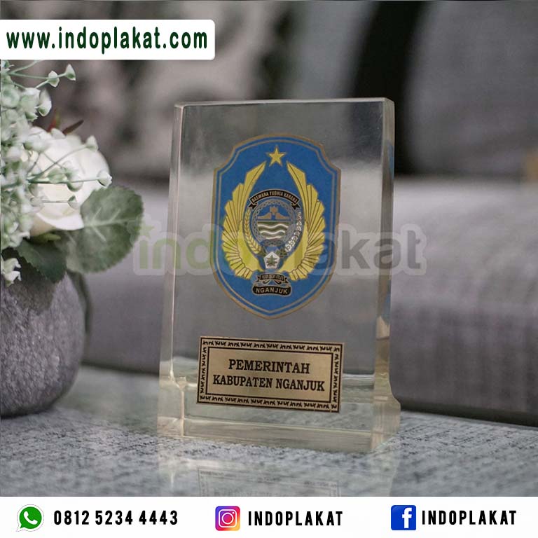 Tips Memilih Pembuat Plakat Profesional Hasil Bagus