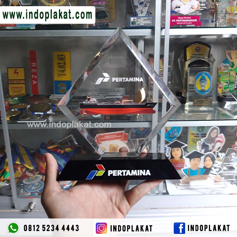 Souvenir-Akrilik-untuk-Kenang-Kenangan-Pertamina-PLN-BUMN-Pelindo-Pemerintah-PDAM-Murah